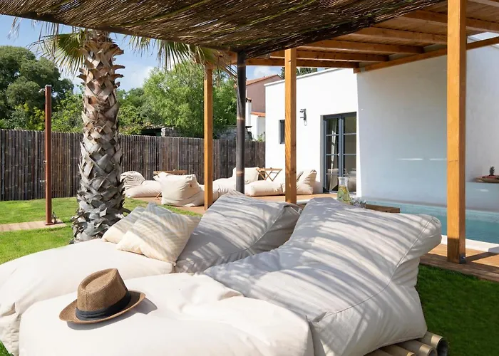 Andresita's Palace State-of-the-art Tropical * Bale
