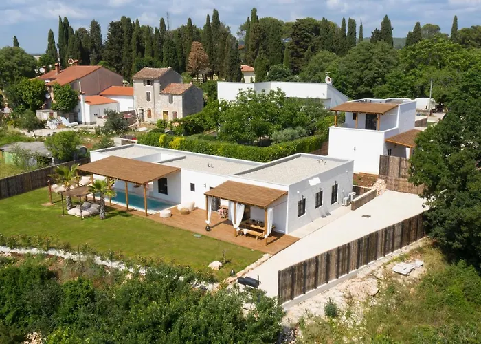 Andresita's Palace State-of-the-art Tropical Villa Bale